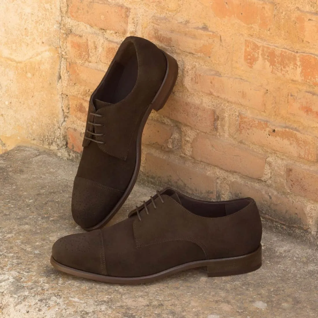 Derbie Bout Droit Fleuri en daim marron foncé