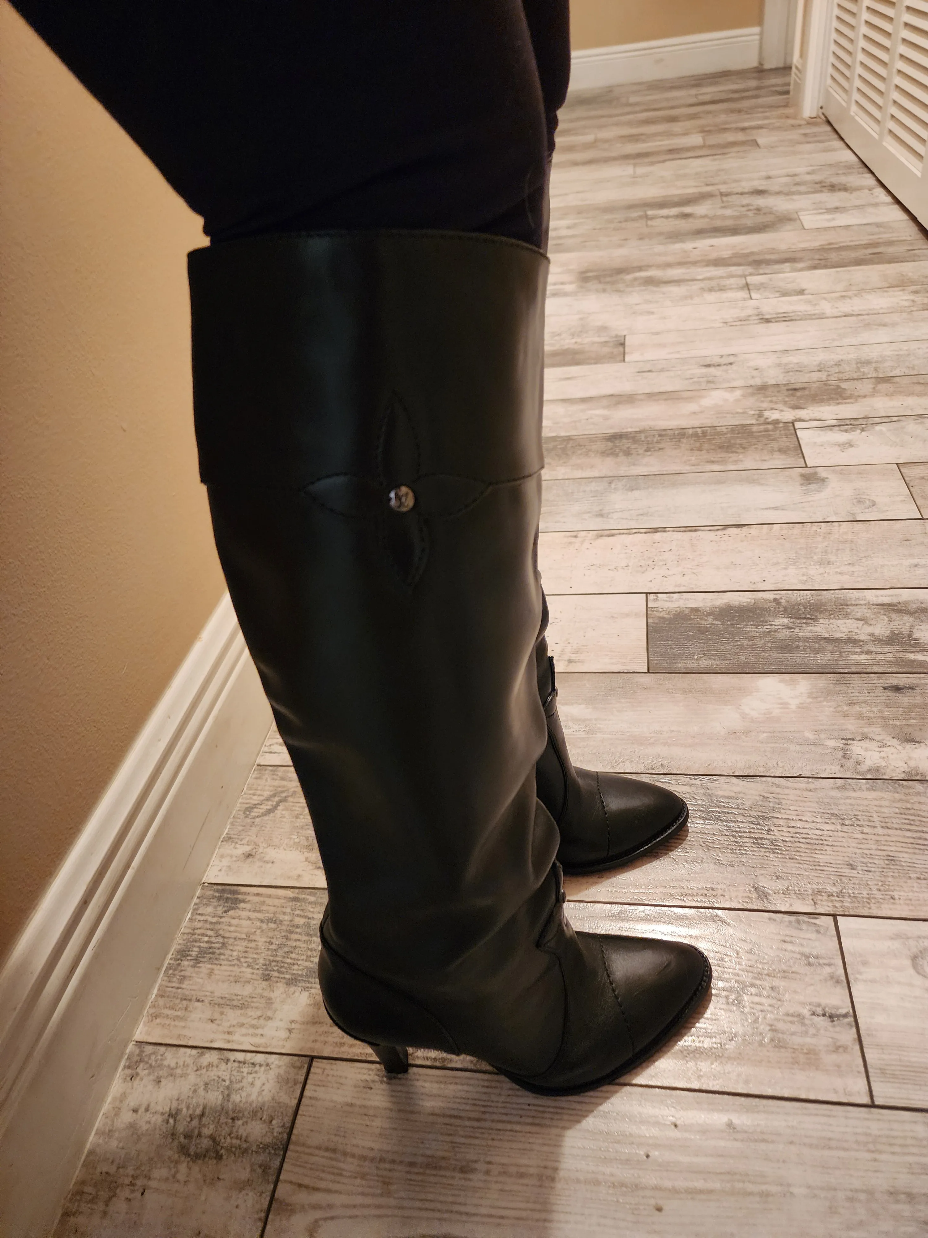 LOUIS VUITTON BLACK KNEE HIGH TALL LOGO LEATHER BOOTS - SIZE 41