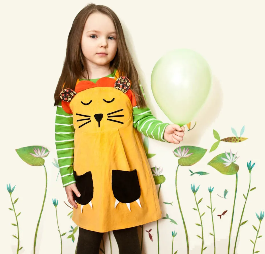 Sleepy lion pinafore dress up