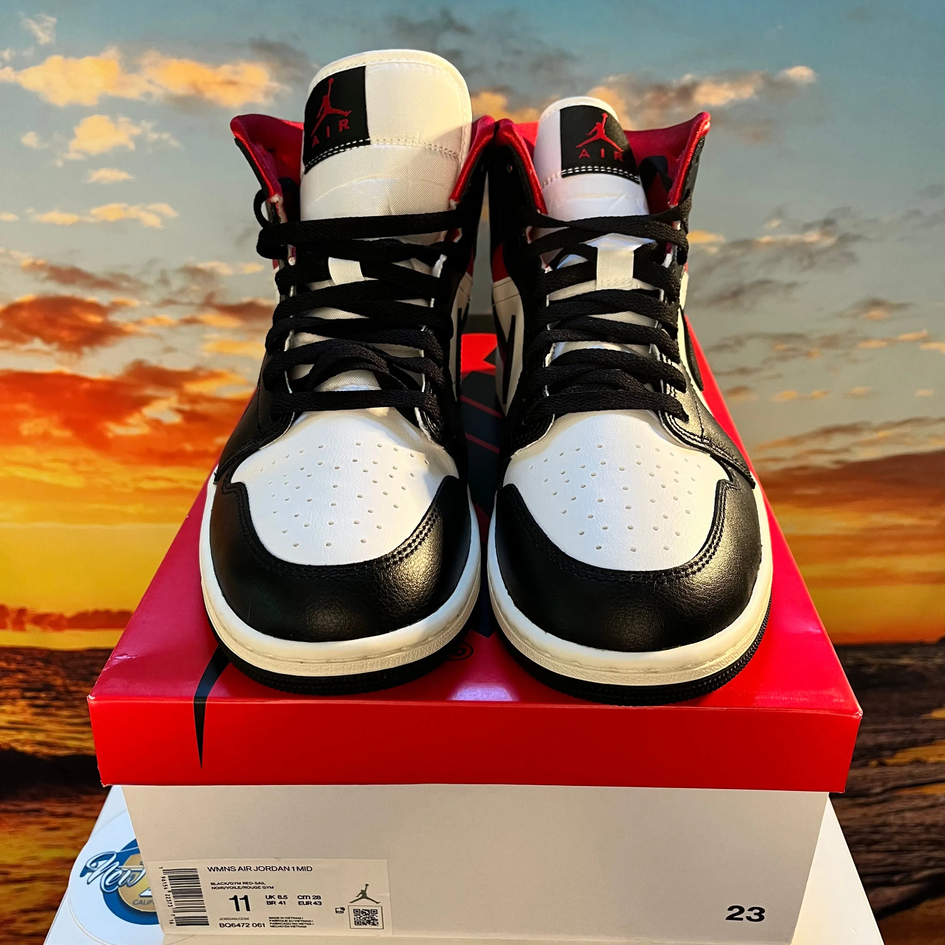 Wmns Air Jordan 1 Mid 'Black Sail Gym Red'