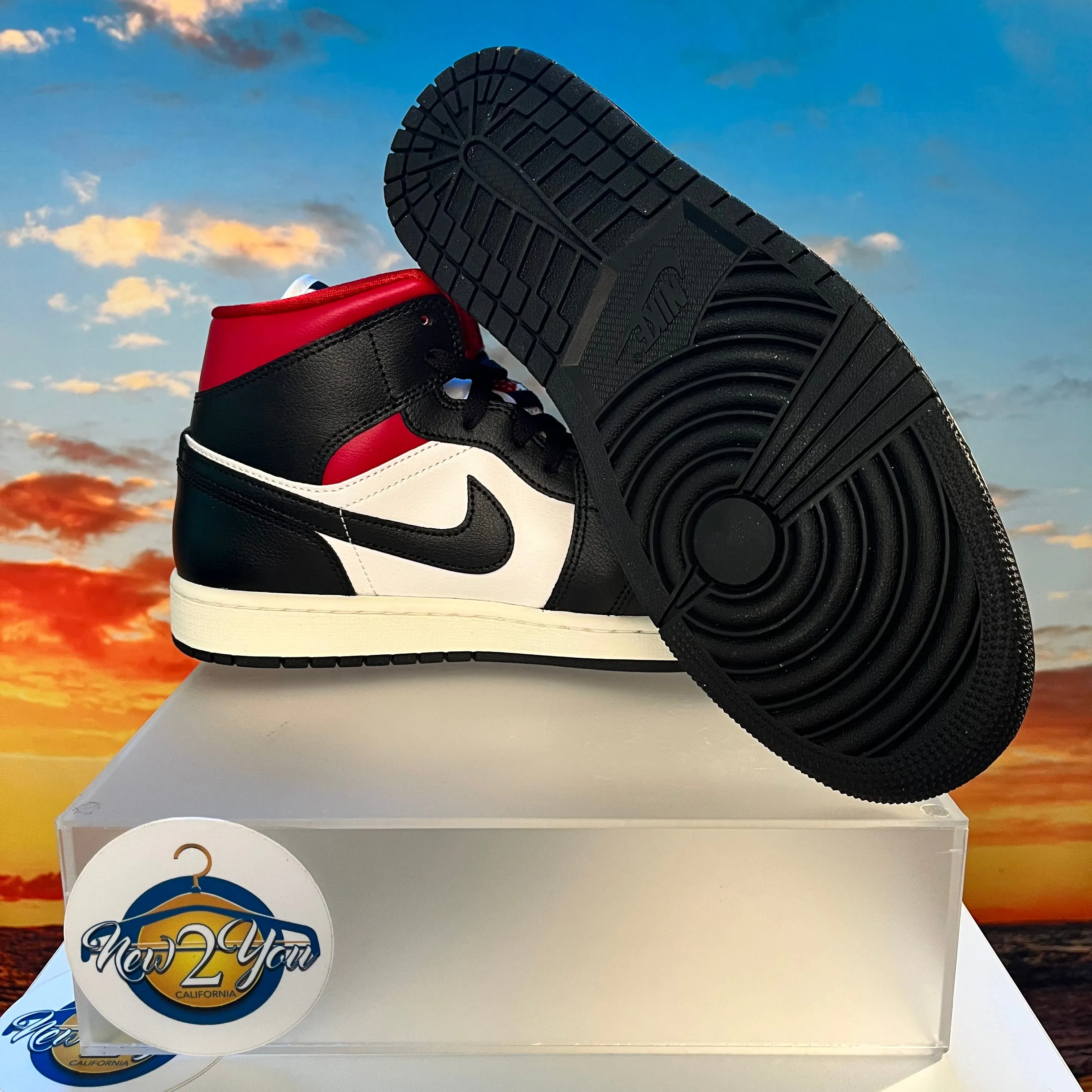 Wmns Air Jordan 1 Mid 'Black Sail Gym Red'